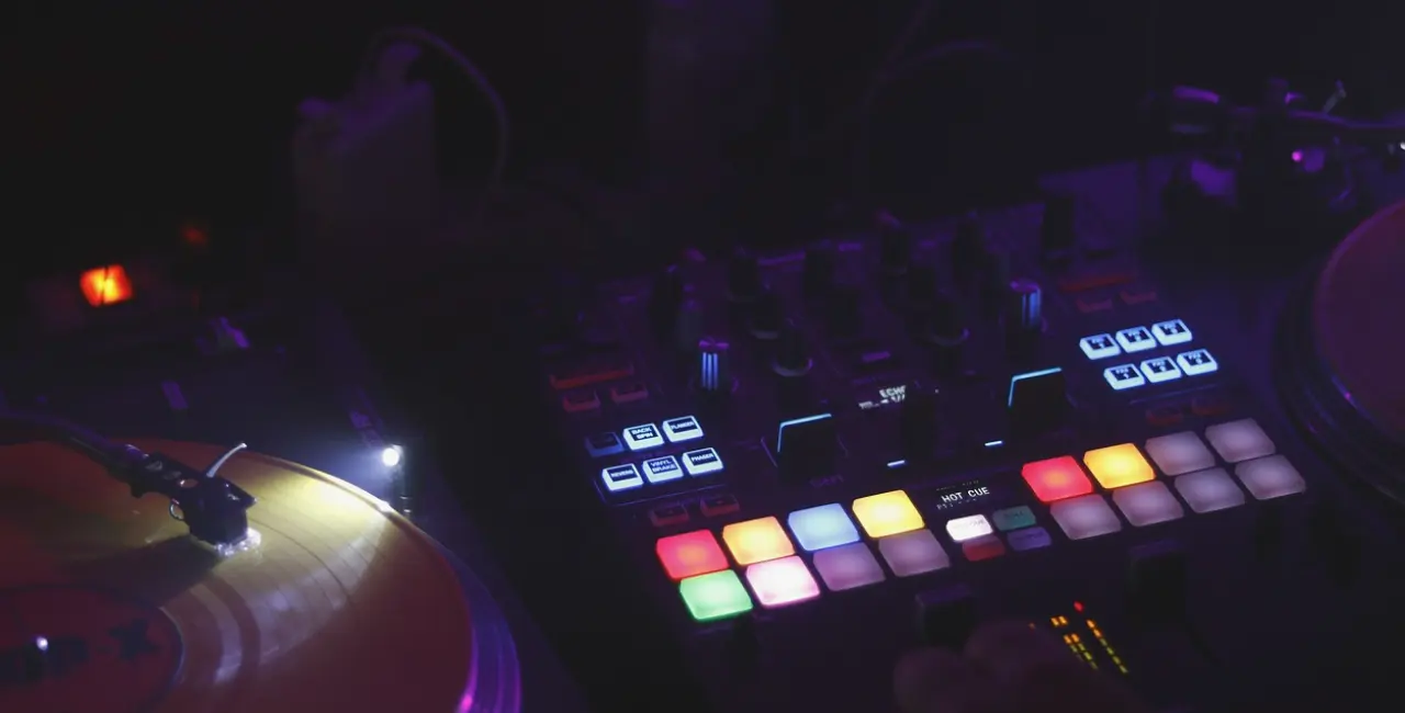 Lyddesign i efterårsmørket: musik, stilhed og effekter med måde